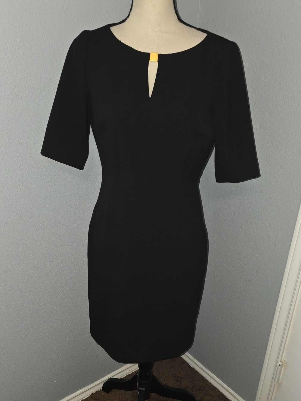 Sleek Black Midi Dress with Keyhole Accent Sz 4